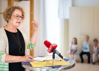 Teschl-Hofmeister gibt Ausblick auf das neue Kindergartenjahr Bildungslandesrätin Christiane Teschl-Hofmeister bei der Pressekonferenz zum Kindergartenjahr 2025/26 im Landhauskindergarten St. Pölten (Foto: NLK/Pfeffer)