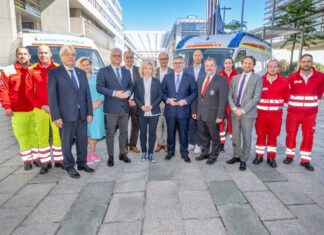 Künftig 21 Notarztstützpunkte in Niederösterreich (v.l.n.r.): Harald Radschopf, Christoph Mayer (beide Arbeiter-Samariter-Bund NÖ), Präs. Hannes Sauer (Arbeiter-Samariter-Bund NÖ), Dr. Elisabeth Bräutigam (Vorstand NÖ Landesgesundheitsagentur), NÖGUS-Vorsitzender und Landesrat Martin Antauer, Präs. Andreas Kollross (NÖ GemeindevertreterInnenverband), Gesundheitslandesrätin Eva Prischl, Präs. Johannes Pressl (NÖ Gemeindebund), Finanzlandesrat Ludwig Schleritzko, Dr. Christian Fohringer (Geschäftsführer Notruf NÖ), Präs. Hans Ebner (Rotes Kreuz NÖ), Marco Trefanitz (Geschäftsführer ÖAMTC-Flugrettung), Barbara Benedetter, Julian Spiegl und Marcel Gradinger (alle Rotes Kreuz) Foto: NLK/Khittl