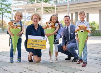 NÖ startet mit 18.738 Taferlklassler ins Schuljahr 2025/26 (v.l.n.r.): Toni, Bildungs-Landesrätin Christiane Teschl-Hofmeister, Isabella, Bildungsdirektor Karl Fritthum und Valentin freuen sich auf den Start ins neue Schuljahr (Foto: NLK/Pfeiffer)