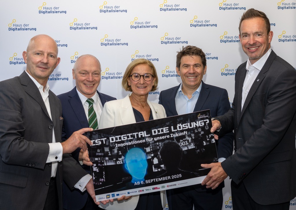 (v.l.n.r.): Geschäftsführer Claus Zeppelzauer, ecoplus Geschäftsführer Helmut Miernicki, Landeshauptfrau Johanna Mikl-Leitner, Nicolas Gilbert-Morin von der EU-Kommission und Geschäftsführer Lukas Reutterer eröffneten gemeinsam die neue Ausstellung im Haus der Digitalisierung in Tulln (Foto: NLK/ Filzwieser)