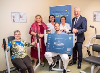 Landesklinikum Stockerau: Akutgeriatrie und Remobilisation geht in Regelbetrieb (v.l.n.r.): Patientin Edeltraud Mahler, Vorständin NÖ LGA Elisabeth Bräutigam, Stationsleitung Beatrix Perschon, Oberärztin Marianne Patsch, Landesrat Anton Kasser und Physiotherapeut Maximilian Mölzer (Foto: NÖ LGA / Robert Herbst)