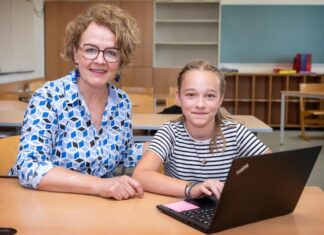 Digitale Lernbegleitung: Leichter lernen mit der Familienland*Lernwerkstatt Familien-Landesrätin Christiane Teschl-Hofmeister mit einer Schülerin