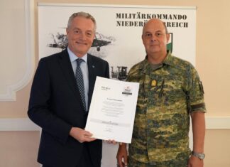 NÖ Landesgesundheitsagentur mit Miliz-Gütesiegel ausgezeichnet (v.l.n.r.): NÖ LGA Vorstand Gerhard Dafert nimmt das Miliz-Gütesiegel von Militärkommandant Brigadier Georg Härtinger in der Hesserkaserne entgegen