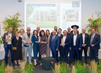 NÖ Holzbaupreis 2025: Die Siegerprojekte stehen fest Landesrätin Christiane Teschl-Hofmeister und WKNÖ-Präsident Wolfgang Ecker freuten sich mit dem Preisträger in der Kategorie Wohnbau von Auftraggeber Alpenland Gemeinnützige Bau-, Wohn- und Siedlungsgenossenschaft, den Planern MAGK Architekten, Statiker Wolfgang Billensteiner und dem Errichter-Team der Rubner Holzbau GmbH (Foto: Josef Bollwein)