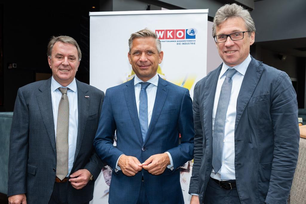 (v.l.n.r.): WKNÖ-Präsident Wolfgang Ecker, Wirtschaftsminister Wolfgang Hattmannsdorfer und Industrie-Spartenobmannstellvertreter Bernhard Dichtl beim „Industrielunch“ der Sparte Industrie der WKNÖ