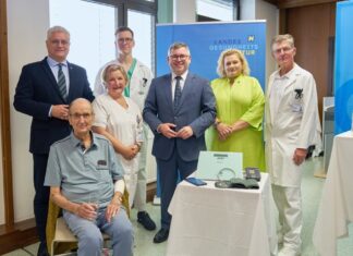 Wiener Neustadt: „HerzMobil NÖ“ präsentiert (v.l.n.r.): Landesrat und NÖGUS-Vorsitzender Martin Antauer, Dipl. Gesundheits- und Krankenpflegerin und Herzinsuffizienzberaterin Ulrike Materna, Oberarzt Martin Grübler, Landesrat Ludwig Schleritzko, NÖ LGA Vorständin Elisabeth Bräutigam, Prim. Franz Xaver Roithinger und vorne sitzend Patient Karl Grandl (Foto: NÖ LGA / Philipp Monihart)