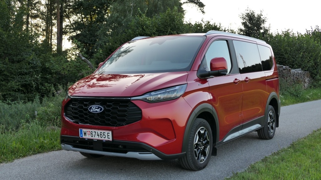 Der Ford Tourneo Custom L1 2.5 Duratec PHEV Active überzeugt im Guten Tag Österreich Autotest mit modernem Innenraum und flexibler Sitzanordnung (Foto: Thomas Resch)