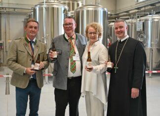 Fachschule Pyhra: Bierbrauerei geht in Betrieb (v.l.n.r.): Direktor Josef Sieder, Spitzenbier-Obmann Heinz Parteder, Bildungslandesrätin Christiane Teschl-Hofmeister und Abt Patrick Schöder in der neuen Brauerei (Foto: Jürgen Mück)