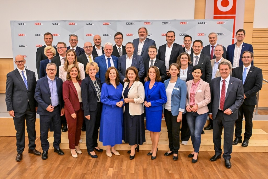 Alle Bezirksstellenobleute: 1. Reihe v.l.: WKNÖ-Direktor Johannes Schedlbauer, WKNÖ-Vizepräsident Thomas Schaden, WKNÖ-Vizepräsidentin und Bezirksstellenobfrau Monika Eisenhuber (Neunkirchen), Bezirksstellenobfrau Margarete Jarmer (Horn), Bezirksstellenobfrau Karin Rosenberger (Melk), Bezirksstellenobfrau Doris Schreiber (Gmünd), Bezirksstellenobfrau Anne Blauensteiner (Zwettl), Bezirksstellenobfrau Gabriele Pipal (Bruck), Bezirksstellenobfrau Silvia Teufl (Scheibbs) und WKNÖ-Präsident Wolfgang Ecker dahinter v.l.: Bezirksstellenobmann Gernot Wiesinger (Mistelbach), WKNÖ-Direktor-Stellvertreterin Alexandra Höfer, Bezirksstellenobmann Sebastian Makoschitz-Weinreich (Baden), WKNÖ-Direktor-Stellvertreterin Maria Gindl, Bezirksstellenobmann Gottfried Pilz (Amstetten), Außenstellenobmann Markus Fuchs (Klosterneuburg), Bezirksstellenobmann Martin Fürndraht (Mödling), Bezirksstellenobmann Alfred Babinsky (Hollabrunn), Bezirksstellenobmann Andreas Hager (Gänserndorf), Bezirksstellenobmann Mario Burger (St. Pölten), Bezirksstellenobmann Markus Leopold (Lilienfeld), Bezirksstellenobmann Thomas Hagmann (Krems), Bezirksstellenobmann Christian Bauer (Tulln), Bezirksstellenobfrau Marlene Böhm-Lauter (Waidhofen), Außenstellenobmann Andreas Kirnbauer (Purkersdorf), Bezirksstellenobmann Christian Oberger (Wiener Neustadt), WKNÖ-Vizepräsident Christian Moser, WKNÖ-Vizepräsident Erich Moser, Außenstellenobmann Mathias Past (Schwechat) und Bezirksstellenobmann Andreas Minnich (Klosterneuburg) Foto: Tanja Wagner