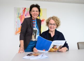 Qualität der schulischen Tagesbetreuung wird durch Fortbildungsangebot gesichert Familien-Landesrätin Christiane Teschl-Hofmeister und Barbara Trettler, Geschäftsführerin der Familienland Niederösterreich GmbH (Foto: NLK Burchhart)