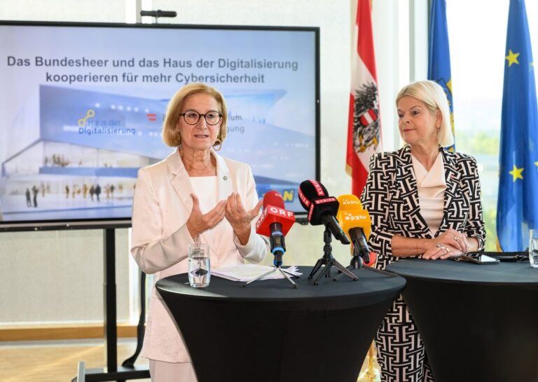 Landeshauptfrau Johanna Mikl-Leitner und Verteidigungsministerin Klaudia Tanner beim Pressegespräch im Haus der Digitalisierung in Tulln (Foto: NLK Burchhart)