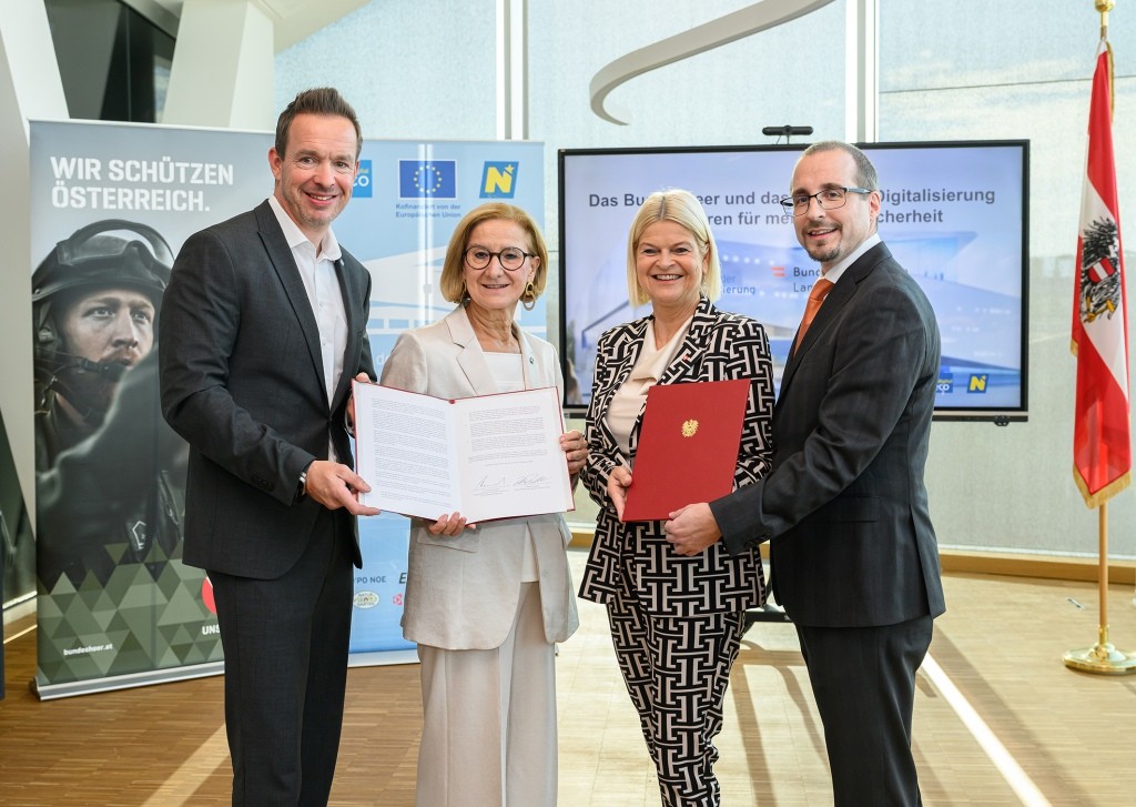 (v.l.n.r.): „Haus der Digitalisierung“ Geschäftsführer Lukas Reutterer, Landeshauptfrau Johanna Mikl-Leitner, Verteidigungsministerin Klaudia Tanner und Generalsekretär des Verteidigungsministeriums Arnold Kammel mit der Kooperationsvereinbarung (Foto: NLK Burchhart)