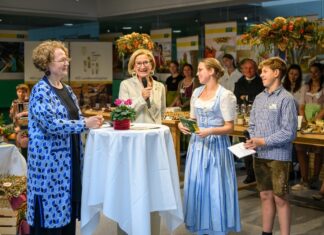 NÖ: Neuer Landhauskeller im Regierungsviertel eröffnet Bildungs-Landesrätin Christiane Teschl-Hofmeister und Landeshauptfrau Johanna Mikl-Leitner im Gespräch mit Sona Felingerova und Lukas Schödl von der Landwirtschaftlichen Fachschule Mistelbach (Foto: NLK Burchhart)