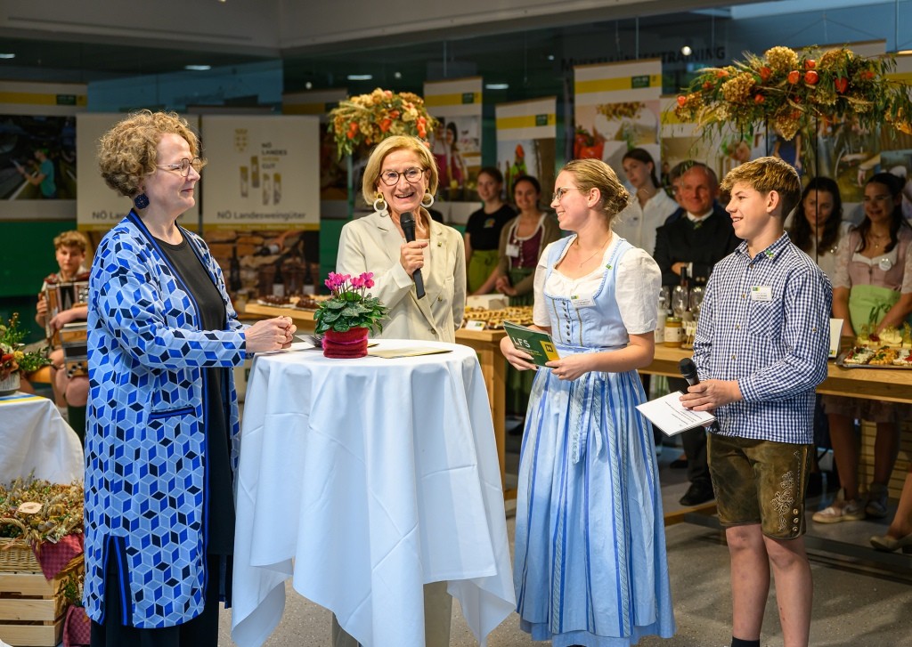 Bildungs-Landesrätin Christiane Teschl-Hofmeister und Landeshauptfrau Johanna Mikl-Leitner im Gespräch mit Sona Felingerova und Lukas Schödl von der Landwirtschaftlichen Fachschule Mistelbach (Foto: NLK Burchhart)