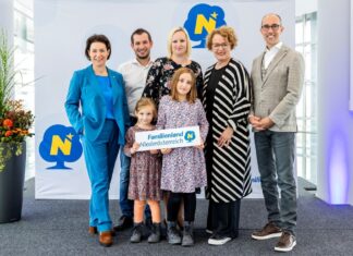 Familienland Niederösterreich GmbH im neuen Design (v.l.n.r.): Barbara Trettler, Geschäftsführerin der Familienland Niederösterreich GmbH, Michael und Janine Hollaus mit ihren Töchtern Theresa und Caroline, Familien-Landesrätin Christiane Teschl-Hofmeister und Neurobiologe Dr. Bernd Hufnagl (Foto: David Schreiber)