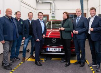 Zukunftsweisende Investitionen in Fahrzeugtechnik am WIFI St. Pölten (v.l.n.r.): WIFI NÖ-Institutsvorstandsvorsitzender-Stv. Andreas Kandioler, WIFI NÖ-Werkstättenleiter Fahrzeugtechnik Georg Riesenhuber, WKNÖ-Landesinnungsgeschäftsführer Fahrzeugtechnik Ronald Neumayr, Landesinnungsmeister der Fahrzeugtechnik NÖ Gerald Kisser, WIFI NÖ-Institutsleiterin Michaela Vorlaufer, WIFI NÖ-Institutsvorstandsvorsitzender Christian Moser und WIFI NÖ-Institutsleiterin-Stv. Johannes Zederbauer in der umgebauten KFZ-Werkstätte im WIFI NÖ