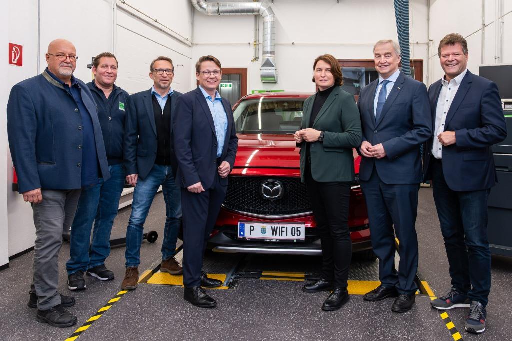 (v.l.n.r.): WIFI NÖ-Institutsvorstandsvorsitzender-Stv. Andreas Kandioler, WIFI NÖ-Werkstättenleiter Fahrzeugtechnik Georg Riesenhuber, WKNÖ-Landesinnungsgeschäftsführer Fahrzeugtechnik Ronald Neumayr, Landesinnungsmeister der Fahrzeugtechnik NÖ Gerald Kisser, WIFI NÖ-Institutsleiterin Michaela Vorlaufer, WIFI NÖ-Institutsvorstandsvorsitzender Christian Moser und WIFI NÖ-Institutsleiterin-Stv. Johannes Zederbauer in der umgebauten KFZ-Werkstätte im WIFI NÖ (Bildquelle: Andreas Kraus) (v.l.n.r.): WIFI NÖ-Institutsvorstandsvorsitzender-Stv. Andreas Kandioler, WIFI NÖ-Werkstättenleiter Fahrzeugtechnik Georg Riesenhuber, WKNÖ-Landesinnungsgeschäftsführer Fahrzeugtechnik Ronald Neumayr, Landesinnungsmeister der Fahrzeugtechnik NÖ Gerald Kisser, WIFI NÖ-Institutsleiterin Michaela Vorlaufer, WIFI NÖ-Institutsvorstandsvorsitzender Christian Moser und WIFI NÖ-Institutsleiterin-Stv. Johannes Zederbauer in der umgebauten KFZ-Werkstätte im WIFI NÖ