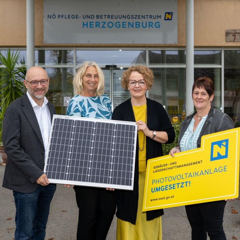 (v.l.n.r.): DSA Walter Freinberger. MBA, (Kaufmännischer Direktor PBZ Herzogenburg), Angela Haas, MBA (Pflegedirektorin PBZ Herzogenburg), Landesrätin Christiane Teschl-Hofmeister in Vertretung von Landeshauptfrau Johanna Mikl-Leitner und Ing. Kerstin Kienbeck (LAD3)