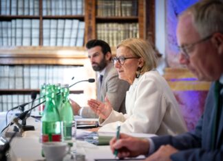 NÖ Landesregierung beschließt weitere Umsetzungsschritte der Aufgabenreform Landeshauptfrau Johanna Mikl-Leitner, LH-Stellvertreter Udo Landbauer und LH-Stellvertreter Stephan Pernkopf zur Verwaltungsreform in Niederösterreich (Foto: NLK/Pfeffer)