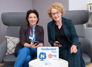 Mit dem Familienland*Pass in die Herbstferien Familien-Landesrätin Christiane Teschl-Hofmeister und Barbara Trettler, Geschäftsführerin der Familienland Niederösterreich GmbH (Foto: NLK Burchhart)