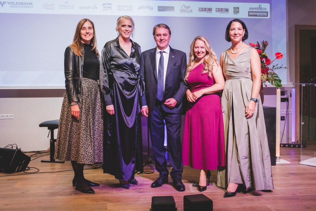 Beim 46. Unternehmerinnenforum im Schloss Luberegg (v.l.): Direktor-Stellvertreterin Maria Gindl, Frau in der Wirtschaft NÖ-Landesvorsitzende Vera Sares, Wirtschaftskammer NÖ-Präsident Wolfgang Ecker, Landtagsabgeordnete Silke Dammerer und Frau in der Wirtschaft NÖ-Geschäftsführerin Nicole Wöllert (Foto: schelberger.fotografie)