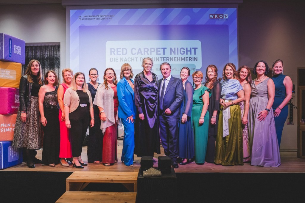 Frauenpower durch die Bezirksvorsitzenden von Frau in der Wirtschaft NÖ bei der „Red Carpet Night“ (v.l.): Direktor-Stellvertreterin Maria Gindl, Bettina Heinzl (Hollabrunn), Veronika Geyer (Mistelbach), Lisa Aigner (WKNÖ Zielgruppenmanagement), Veronika Nutz (Lilienfeld), Ingrid Pruckner (Scheibbs), Astrid Wessely (Purkersdorf), Frau in der Wirtschaft NÖ-Landesvorsitzende Vera Sares, Wirtschaftskammer NÖ-Präsident Wolfgang Ecker, Linda Fertl-Bläuel (Tulln), Jasmin Fuchs (Melk), Silvia Schuh (Waidhofen/Thaya), Andrea Prenner-Sigmund (Gänserndorf), Angela Fischer-Steinacher (Baden), Frau in der Wirtschaft NÖ-Geschäftsführerin Nicole Wöllert sowie Sandra Friedl-Brenner (Amstetten) Foto: schelberger.fotografie