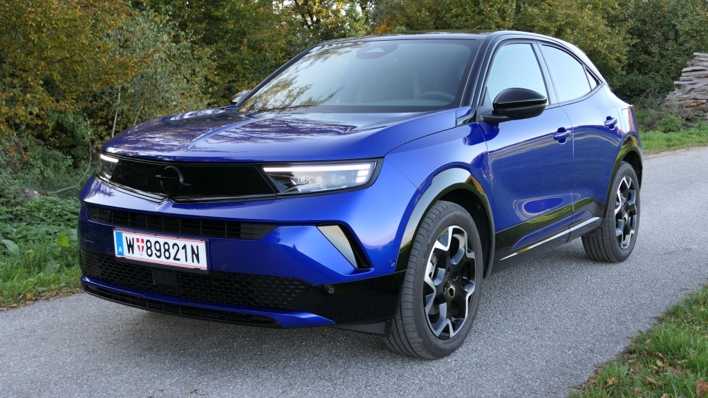 Der neue Opel Mokka GS Hybrid zeigt sich im Guten Tag Österreich Autotest mit sportlichem Vizor-Design, 18-Zoll-Felgen und einem effizienten 48-Volt-Mildhybridsystem (Foto: Thomas Resch) Der neue Opel Mokka GS Hybrid zeigt sich im Guten Tag Österreich Autotest mit sportlichem Vizor-Design, 18-Zoll-Felgen und einem effizienten 48-Volt-Mildhybridsystem (Foto: Thomas Resch)