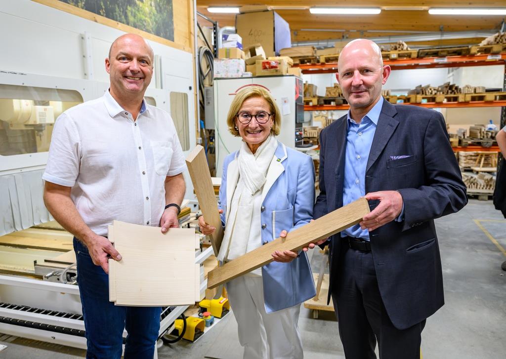 (v.l.n.r.): Geschäftsführer Günter Grassmann, Landeshauptfrau Johanna Mikl-Leitner und ecoplus Prokurist Claus Zeppelzauer