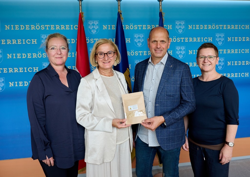 v.l. ecoplus Prokuristin Petra Patzelt, Landeshauptfrau Johanna Mikl-Leitner, Geschäftsführer Leopold Kasseckert und ecoplus Clustermanagerin Michaela Smertnig (Foto.: NLK Pfeiffer)