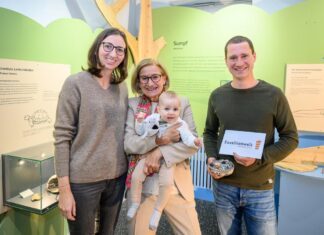 Fossilienwelt Weinviertel: 40.000ster Besucher seit Saisonstart (v.l.n.r.): Nicole Riedl, Landeshauptfrau Johanna Mikl-Leitner mit Klara und Fischer, Mathias Fischer