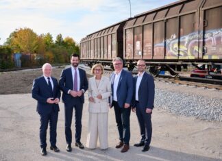 ecoplus Wirtschaftspark IZ NÖ-Süd: Gleislückenschluss fertiggestellt (v.l.n.r.): ecoplus Geschäftsführer Helmut Miernicki, LH-Stellvertreter Udo Landbauer, Landeshauptfrau Johanna Mikl-Leitner, Bürgermeister Guntramsdorf Robert Weber und Roman Divoky, Logistikleiter Frankstahl (Foto: NLK/Pfeiffer)
