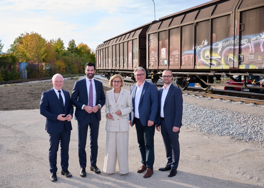 (v.l.n.r.): ecoplus Geschäftsführer Helmut Miernicki, LH-Stellvertreter Udo Landbauer, Landeshauptfrau Johanna Mikl-Leitner, Bürgermeister Guntramsdorf Robert Weber und Roman Divoky, Logistikleiter Frankstahl (Foto: NLK/Pfeiffer)