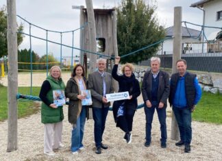 Sicherheit und Qualität auf Spielplätzen im Fokus (v.l.n.r.): Martina Strobl vom Team der Familienland*Spielräume der Familienland Niederösterreich GmbH, Karina Prünster, geschäftsführende Gemeinderätin von Weiden an der March, Karl Höfer, Bürgermeister der Gemeinde Artstetten-Pöbring, Familien-Landesrätin Christiane Teschl-Hofmeister, Robert Terp vom TÜV Austria sowie Leopold Wailzer, Bauhofleiter der Gemeinde Wolfpassing