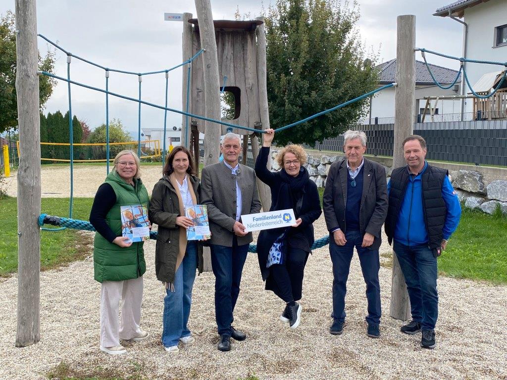 (v.l.n.r.): Martina Strobl vom Team der Familienland*Spielräume der Familienland Niederösterreich GmbH, Karina Prünster, geschäftsführende Gemeinderätin von Weiden an der March, Karl Höfer, Bürgermeister der Gemeinde Artstetten-Pöbring, Familien-Landesrätin Christiane Teschl-Hofmeister, Robert Terp vom TÜV Austria sowie Leopold Wailzer, Bauhofleiter der Gemeinde Wolfpassing