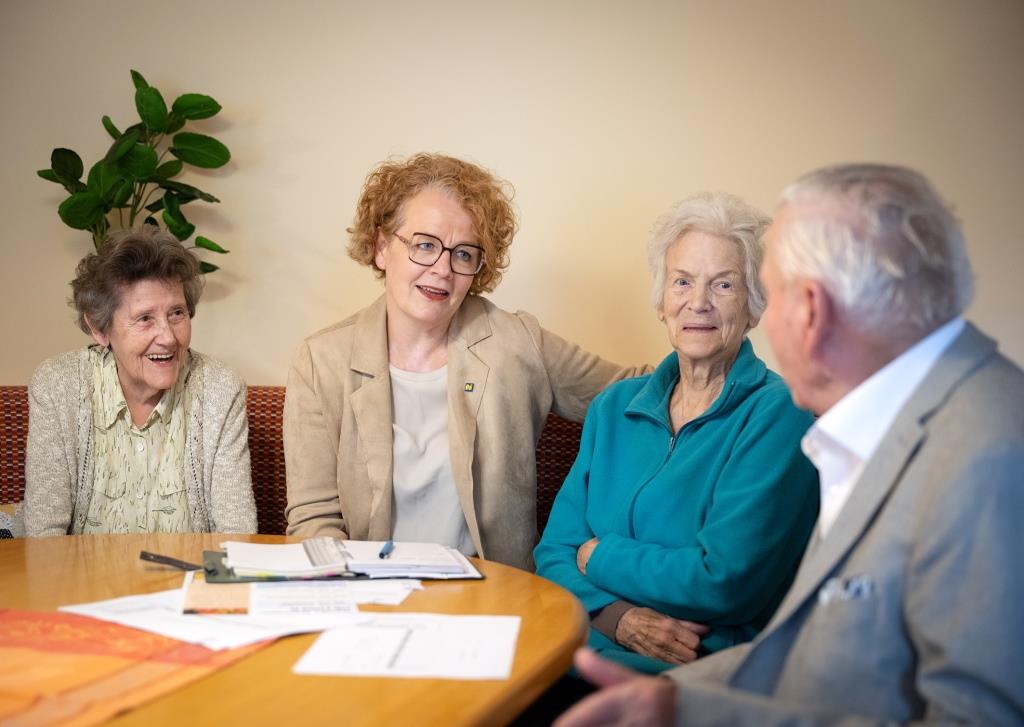 (v.l.n.r.): Sozial-Landesrätin Christiane Teschl-Hofmeister mit den Bewohnern des Seniorenwohnens St. Louise in Maria Anzbach Hermine Müllauer, Waltraud Kriechbaum und Josef Pfiel