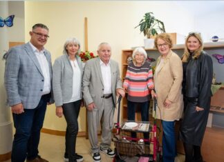 Pilotprojekt „Seniorenwohnen“ wird ausgebaut (v.l.n.r.): Filip Deimel (Land NÖ), Gerlinde Göschelbauer (Heim- und Pflegedienstleitung Haus St. Louise), Bewohner Josef Pfiel, Bewohnerin Anna Buraner, Sozial-Landesrätin Christiane Teschl-Hofmeister und Jolanta Tereszkiewicz (Leitung Seniorenwohnen St. Louise)