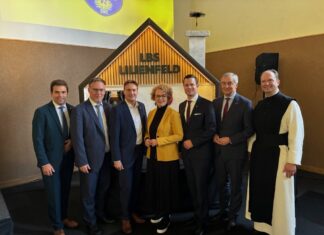 Landesberufsschule Lilienfeld: Feierlichkeiten zum 75-jährigen Bestehen (v.l.n.r.): Bürgermeister Manuel Aichberger, Abteilungsleiter Helmuth Sturm, Schulleiter Gerald Müllner, Bildungs-Landesrätin Christiane Teschl-Hofmeister, Bildungsdirektor Karl Fritthum, WK-Vizepräsident Christian Moser und Subprior Hermann Joseph Schöppe (Foto: Hansy)