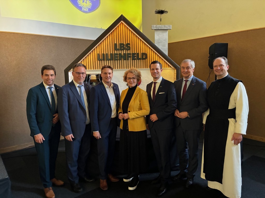 (v.l.n.r.): Bürgermeister Manuel Aichberger, Abteilungsleiter Helmuth Sturm, Schulleiter Gerald Müllner, Bildungs-Landesrätin Christiane Teschl-Hofmeister, Bildungsdirektor Karl Fritthum, WK-Vizepräsident Christian Moser und Subprior Hermann Joseph Schöppe (Foto: Hansy)