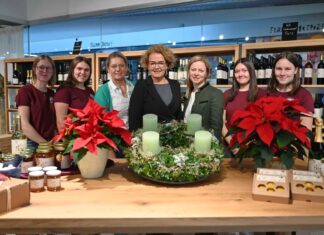 Adventzauber im Landhauskeller – Genuss zum Verschenken (v.l.n.r.): Schülerin Linda Uhrfahrer, Schülerin Sophie Fahrnberger, Kellermeisterin Judith Hartl, Bildungs-Landesrätin Christiane Teschl-Hofmeister, Direktorin Katharina Aigner-Hinterreither, Schülerin Sarah Paumann und Schülerin Lena Schweighuber