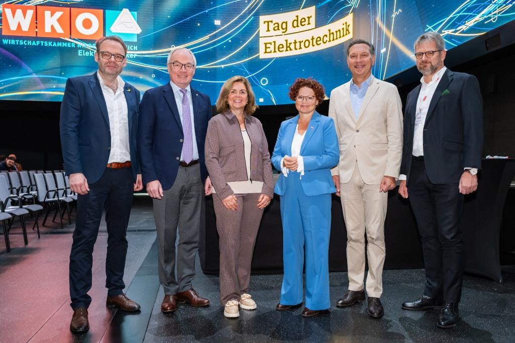 Ein ganzer Tag im Zeichen der neuesten Entwicklungen rund um das Thema Elektrizität: (v.l.n.r.): Landesinnungsmeister-Stellvertreter Günther Kober, LH-Stv. Stephan Pernkopf, WKNÖ-Vizepräsidentin Monika Eisenhuber, Staatssekretärin Elisabeth Zehetner, Landesinnungsmeister Friedrich Manschein und Landesinnungsmeister-Stellvertreter Christian Berger