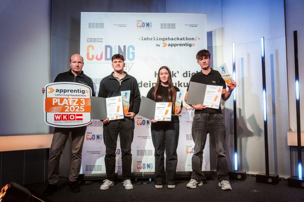 Platz 3 in der Kategorie „Professionals“ (v.l.n.r.): Lehrlingsausbilder Stefan Buxhofer, Jonas Salzmann, Nilam Rana und Jonathan Stadler 