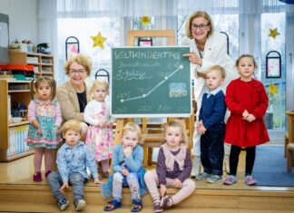 Blau-gelbe Betreuungsoffensive für die beste Zukunft unserer Kinder Landeshauptfrau Johanna Mikl-Leitner und Landesrätin Christiane Teschl-Hofmeister mit einer Zwischenbilanz zur blau-gelben Betreuungsoffensive anlässlich des Internationalen Weltkindertages am 20. November (Foto: NLK Pfeffer)