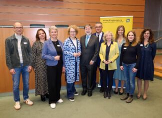 Hospiz- und Palliativgipfel in St. Pölten (v.l.n.r.): Martin Nagl-Cupal (Uni Wien), Johanna Stefsky (LV Hospiz NÖ), Christiane Kreyer (UMIT Tirol), Landesrätin Christiane Teschl-Hofmeister, Franz Kolland (KL Krems), Filip Deimel (Gruppenleiter Land NÖ), Landesrätin Eva Prischl, Angelika Falkner (Land NÖ), Jasmin Eppel-Meichlinger (KL Krems) und Ursula Stattler (Land NÖ)