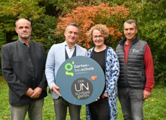 Gartenbauschule Langenlois: „Unsichtbarer Garten“ eröffnet (v.l.n.r.): Gartengestalter Helmut Schieder, Direktor Andreas Kovac, Bildungs-Landesrätin Christiane Teschl-Hofmeister und Betriebsleiter Christian Kittenberger bei der Eröffnung des „Unsichtbaren Garten“ in Langenlois (Foto: Jürgen Mück)
