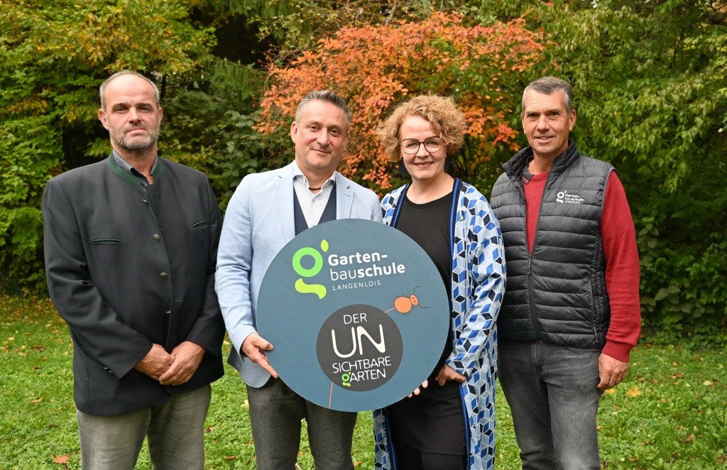 (v.l.n.r.): Gartengestalter Helmut Schieder, Direktor Andreas Kovac, Bildungs-Landesrätin Christiane Teschl-Hofmeister und Betriebsleiter Christian Kittenberger bei der Eröffnung des „Unsichtbaren Garten“ in Langenlois (Foto: Jürgen Mück)