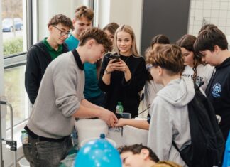 WIFI Mödling: 350 Teilnehmende beim NÖ Experimentaltag Beim siebten NÖ Experimentaltag im WIFI Mödling tauchten 350 begeisterte Schülerinnen und Schüler in die Welt der chemischen und metalltechnischen Industrie ein (Foto: Tobias Printz)