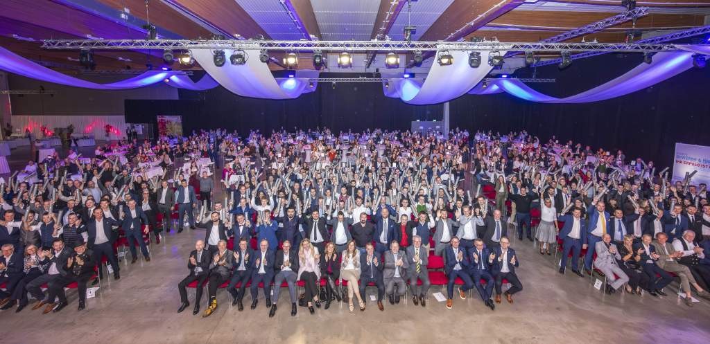 In der Top-Liga des NÖ Gewerbes und Handwerks: Großer Jubel rund um Niederösterreichs frisch gebackene Meisterinnen und Meister im St. Pöltner VAZ (Foto: Theo Kust)