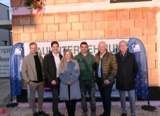 Mank: Gleichenfeier für NÖSW Reihenhausanlage (v.l.n.r.): Ing. Christian Bacher (GF Anzenberger Bau), NÖSW-Geschäftsführer Ing. Hannes Kaiser, Landtagsabgeordnete Silke Dammerer, Polier Christian Burmetler (Anzenberger Bau), Bürgermeister Martin Leonhardsberger und August Weilharter (GF Öko-Dorf) bei der Gleichenfeier in Mank (Foto: Thomas Resch)
