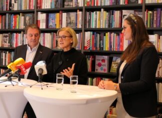 Weihnachten in NÖ: Hoffnung auf regionalen Einkauf (v.l.n.r.): WKNÖ-Präsident Wolfgang Ecker, Landeshauptfrau Johanna Mikl-Leitner und Geschäftsführerin Elisabeth Ivancich bei der Pressekonferenz zum Weihnachtshandel in der Buchhandlung Kral in St. Pölten (Foto: Thomas Resch)
