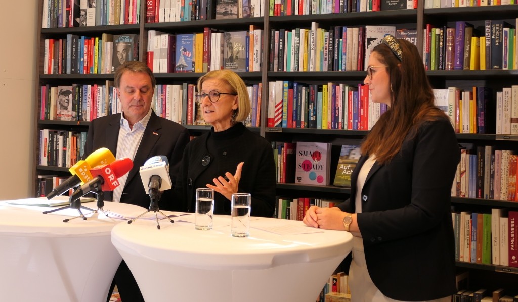 (v.l.n.r.): WKNÖ-Präsident Wolfgang Ecker, Landeshauptfrau Johanna Mikl-Leitner und Geschäftsführerin Elisabeth Ivancich bei der Pressekonferenz zum Weihnachtshandel in der Buchhandlung Kral in St. Pölten (Foto: Thomas Resch)